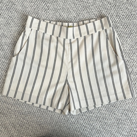 Women’s Gianni Bini Stripped Dressy Shorts Size Medium - Picture 1 of 5